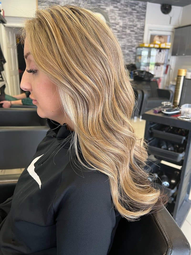 Beachy blonde waves